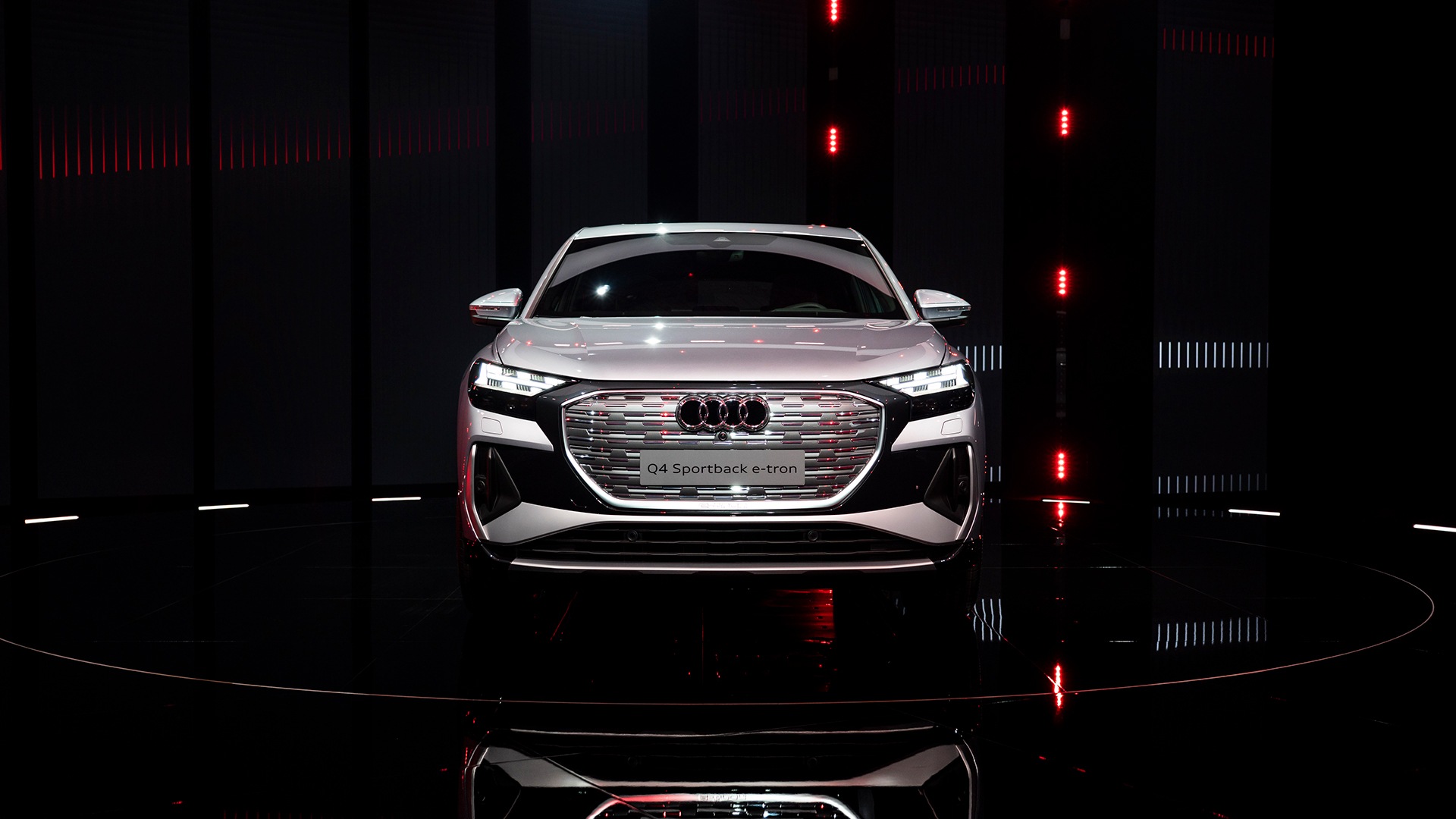 Audi Q4 Sportback e-tron je idealen za vsakodnevno vožnjo – prostoren prtljažnik in prvi serijski model s prilagodljivimi dinamičnimi dnevnimi žarometi.